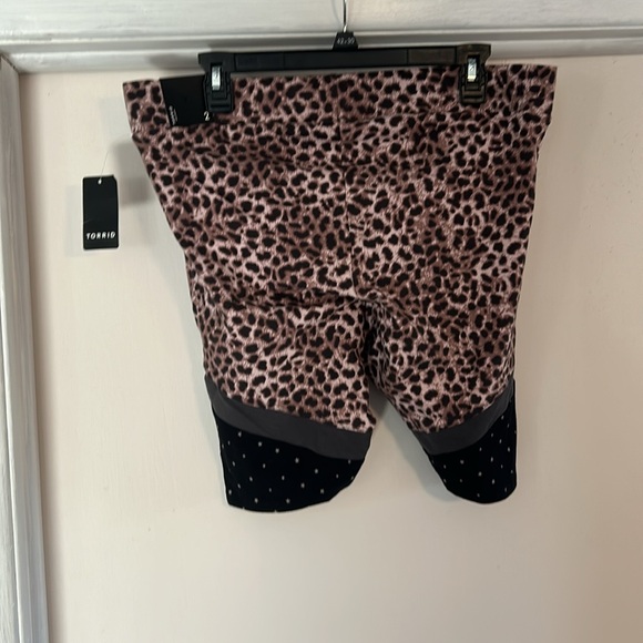 Torrid 4L bike short leopard black with stars size 2 (18/20) - Picture 2 of 3